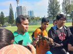 bima-sakti-saat-diwawancarai-usai-memimpin-latihan-di-lapangan-a-gbk.jpg