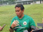 bima-sakti-saat-diwawancarai-usai-memimpin-latihan-di-lapangan-b-gbk-1.jpg