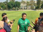 bima-sakti-saat-diwawancarai-usai-memimpin-latihan-tim-u17.jpg