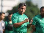 bima-sakti-saat-memimpin-latihan-di-lapangan-abc-senayan-jakarta-kamis-1372023.jpg