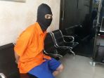 bima-sodikin-saat-dihadirkan-dalam-pengungkapan-kasus-di-polsek-pondok-gede_20180728_233555.jpg