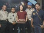 bimbim-slank-dapat-kejutan-dari-kapolsek-pancoran-di-ulang-tahunnya_20151225_232830.jpg