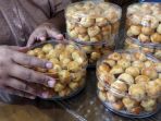 bisnis-kue-lebaran-laris-manis-jalang-hari-raya-iedul-fitri_20210419_021825.jpg