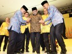 bj-habibie-hadiri-rapimnas-golkar-kubu-arb_20160124_174816.jpg