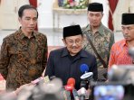 bj-habibie-kunjungi-jokowi_20151013_224851.jpg
