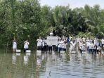 Edukasi Kesadaran Lingkungan, BKSDA Jakarta Bersama Sektor Swasta Tanam Mangrove di SM Muara Angke