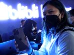 blibli-serahkan-iphone-14-ke-pelanggan-pertama_20221104_134832.jpg