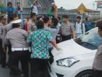 blokir-jalan-pendemo-dari-hmi-dan-polisi-nyaris-bentrok-01_20150520_232059.jpg