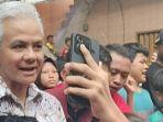 blusukan-ke-pademangan-ganjar-bagi-bagi-tas-ransel-untuk-anak-kecil.jpg