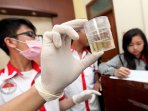 bnn-dan-polisi-tes-urine-penghuni-indekos-di-bandung_20160330_104145.jpg