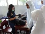 bnnk-manado-geledah-tas-siswa_20181009_094250.jpg