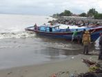 boat-nelayan-kembali-tenggelam-di-muara-krueng-cangkoi_20170505_100334.jpg