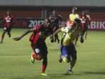 boaz-salossa-berebut-bola-dengan-jeki-arisandi_20170210_124133.jpg