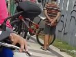 bocah-cegat-pengendara-motor-di-trotoar_20160419_111354.jpg