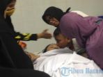 bocah-cium-kening-ibunya-yang-tewas-kecelakaan_20170509_230731.jpg