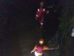 bocah-hanyut-di-kali-ciliwung_20171112_145226.jpg