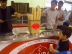 bocah-ini-ngambek-dikerjai-pedagang-es-krim-turki_20180524_141252.jpg