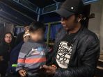 bocah-menunggui-jenazah-ibunya_20170213_084825.jpg