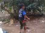 bocah-rizki-maulana-yusuf-suka-menggigit-anak-ayam-sampai-mati.jpg