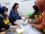 bogasari-adakan-program-pelatihan-santri-membuat-roti_20170801_202339.jpg