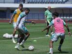 bojan-hodak-melihat-ciro-alves-di-persib-bandung.jpg
