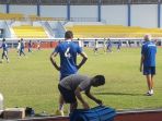 bojan-malisic-mengamati-latihan-persib-bandung_20180621_194948.jpg