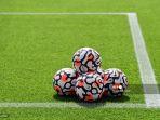 bola-bola-sepak-menumpuk-di-lapangan-jelang-pertandingan.jpg