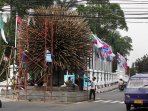 bola-dunia-dari-bambu-sambut-peserta-ktt-asia-afrika_20150418_194727.jpg