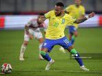 bomber-brasil-neymar-mencoba-melewati-hadangan-pemain-peru.jpg