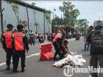 bonek-asal-jember-yang-tewas-saat-laga-persebaya-vs-arema-saat-numpang-truk-trailer.jpg