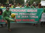 bonek-demo-pembekuan-pssi_20150428_173753.jpg