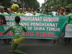 bonek-demo-pembekuan-pssi_20150428_173931.jpg