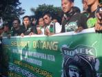 bonek-desak-menpora-bekukan-pssi_20141221_165559.jpg