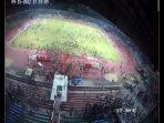 bonek-masuk-ke-lapangan-persebaya.jpg