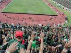 bonek-saat-mendukung-persebaya-surabaya-di-stadion.jpg