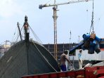 bongkar-muat-di-pelabuhan-sunda-kelapa_20150324_180611.jpg