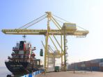 bongkar-muat-peti-kemas-di-pelabuhan-tanjung-emas-semarang_20210728_150246.jpg