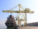 bongkar-muat-peti-kemas-di-pelabuhan-tanjung-emas-semarang_20210728_150343.jpg