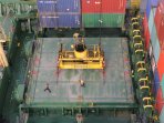 bongkar-muat-peti-kemas-pelabuhan-tanjung-emas-semarang_20160809_103436.jpg