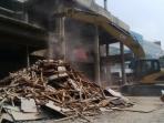 bongkar-show-room-mobil-mewah_20150617_114622.jpg