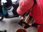 bongkar-tangki-bensin-motor-yamaha-mio-di-makassar-sulawesi-selatan.jpg