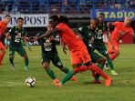 borneo-fc-ditahan-persebaya-di-kandangnya_20180512_012038.jpg