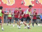 borneo-fc-lakukan-latihan-fisik_20190124_141252.jpg
