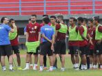 borneo-fc-lakukan-latihan-fisik_20190124_141345.jpg