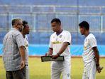 bos-dan-asisten-pelatih-arema-fc-charis-yulianto.jpg