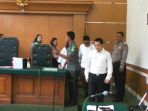 bos-first-travel-andika-surachman-berjalan-di-ruang-sidang_20180321_115247.jpg