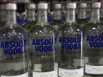 botol-botol-absolut-vodka-di-rak-di-toko-abc-di-alexandria-virginia.jpg