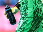 botol-minuman-ajaib-jordan-pickford-yang-menyimpan-data-arah-tembakan-algojo-penalti-lawan.jpg