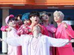 boy-with-luv-bersama-halsey-berhasil-menembus-950-juta.jpg