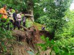 bpbd-kabupaten-indramayu-saat-meninjau-lokasi-longsor-di-blok-undrus-desa-cibeber.jpg